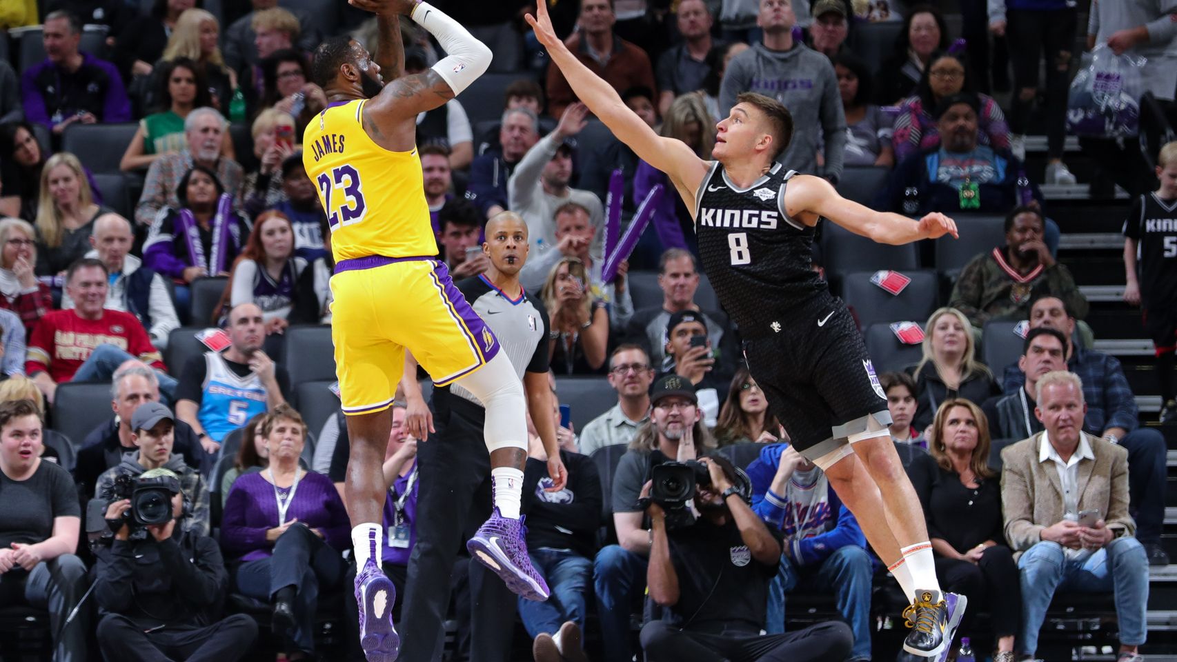 LeBron James realiza un tiro a canasta en el partido ante los Sacramento Kings