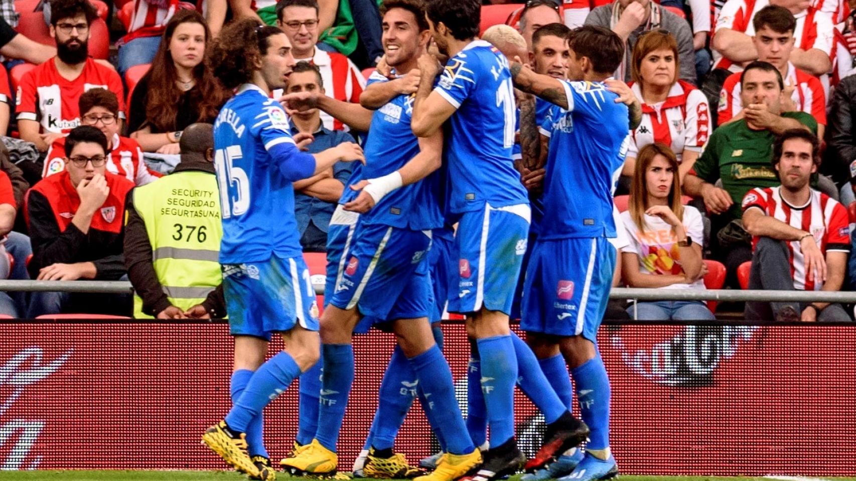 Los jugadores del Getafe celebran uno de los goles del partido