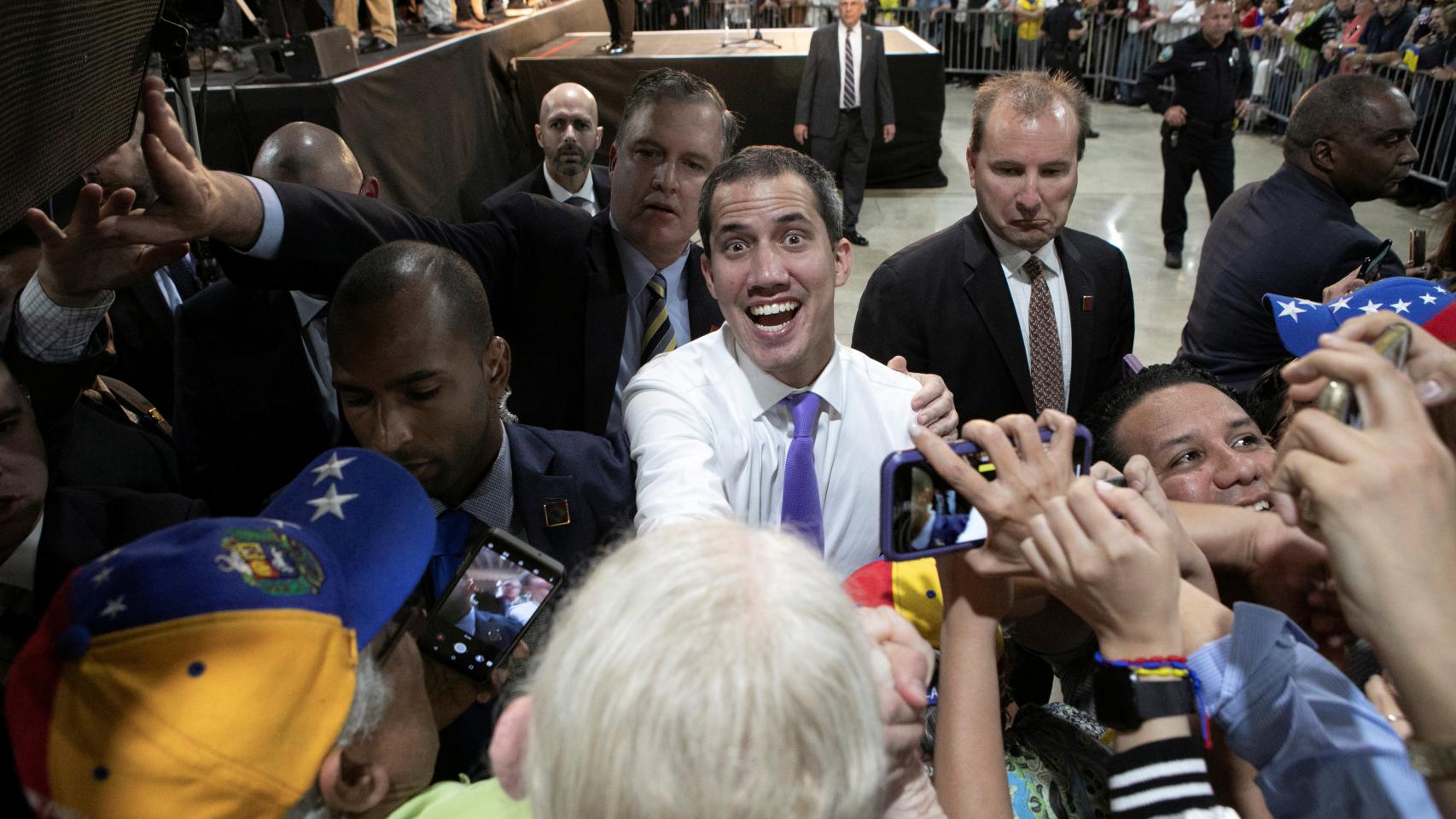 Juan Guaidó saluda a sus partidarios durante una reunión con venezolanos residentes en Miami, Florida.