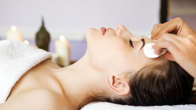Modelo haciéndose un tratamiento de limpieza facial.