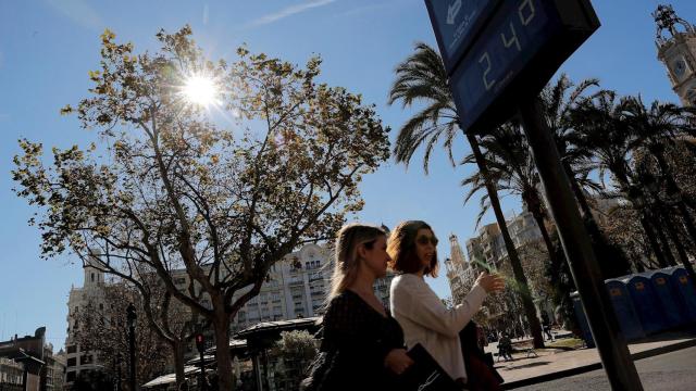 Plaza del Ayuntamiento de Valencia donde un termómetro marca 24 grados a comienzos de febrero. EFE/Manuel Bruque
