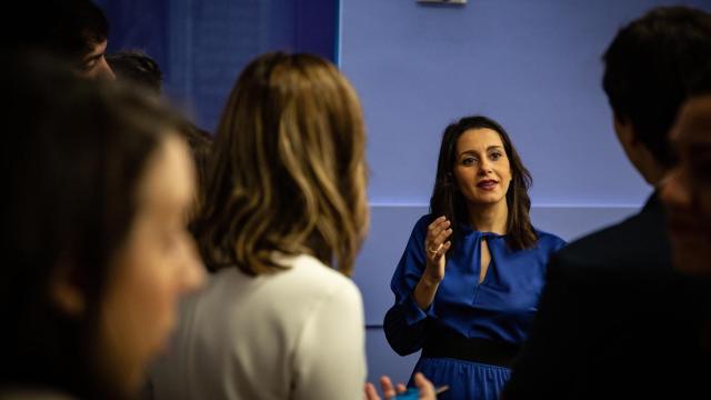 Arrimadas, en un corrillo con periodistas en el Congreso de los Diputados.