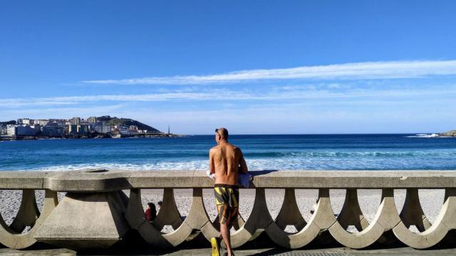 Un hombre en el paseo marítimo.