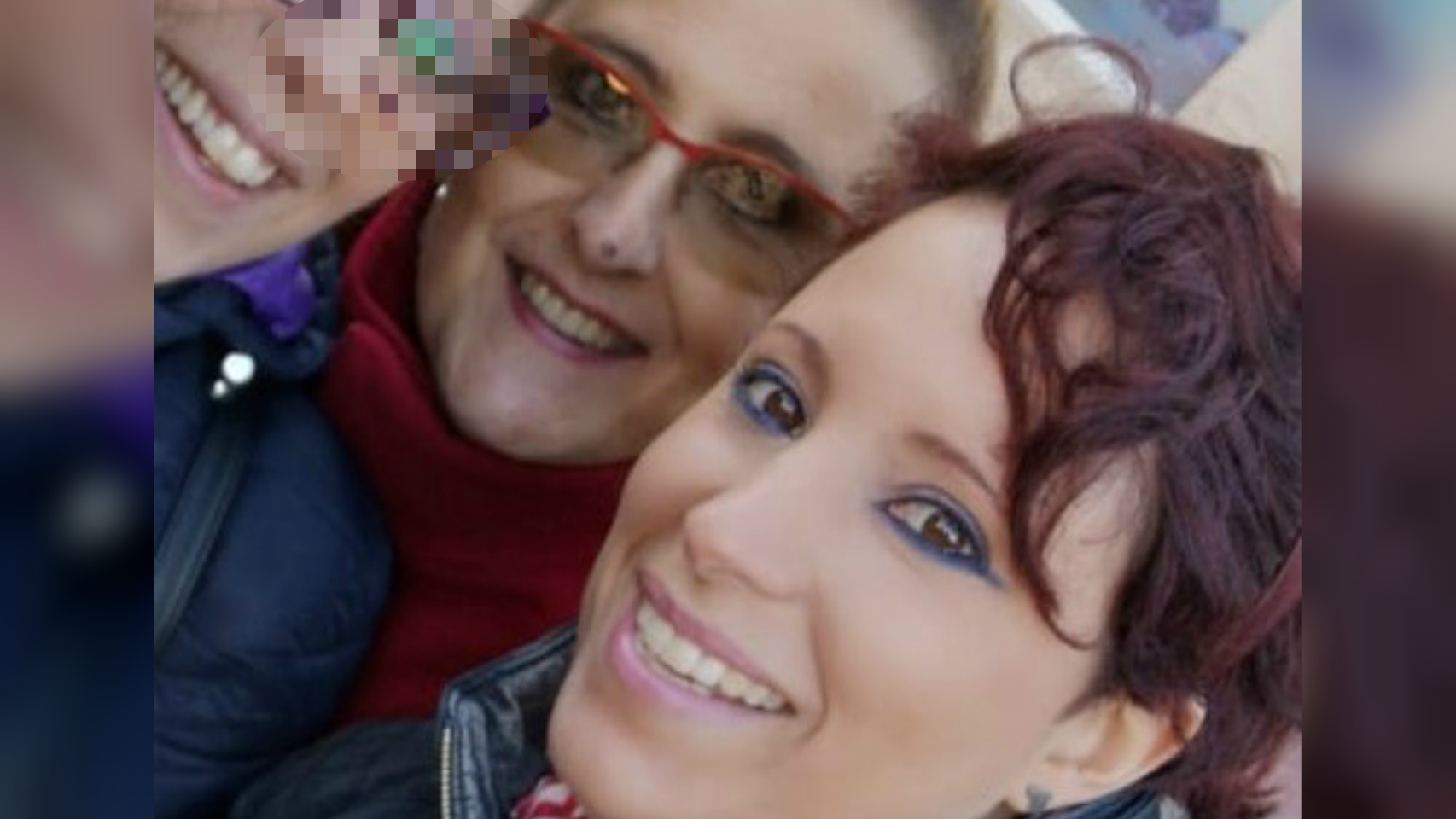 Olga, en el centro, junto a su hija Adriana, a la derecha de la fotografía.