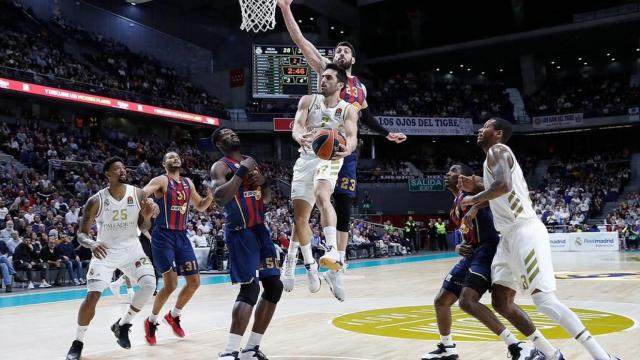 Campazzo entra a canasta durante el partido de Euroliga entre Real Madrid y Baskonia