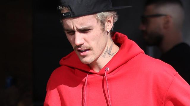 Justin Bieber saliendo de un hotel.