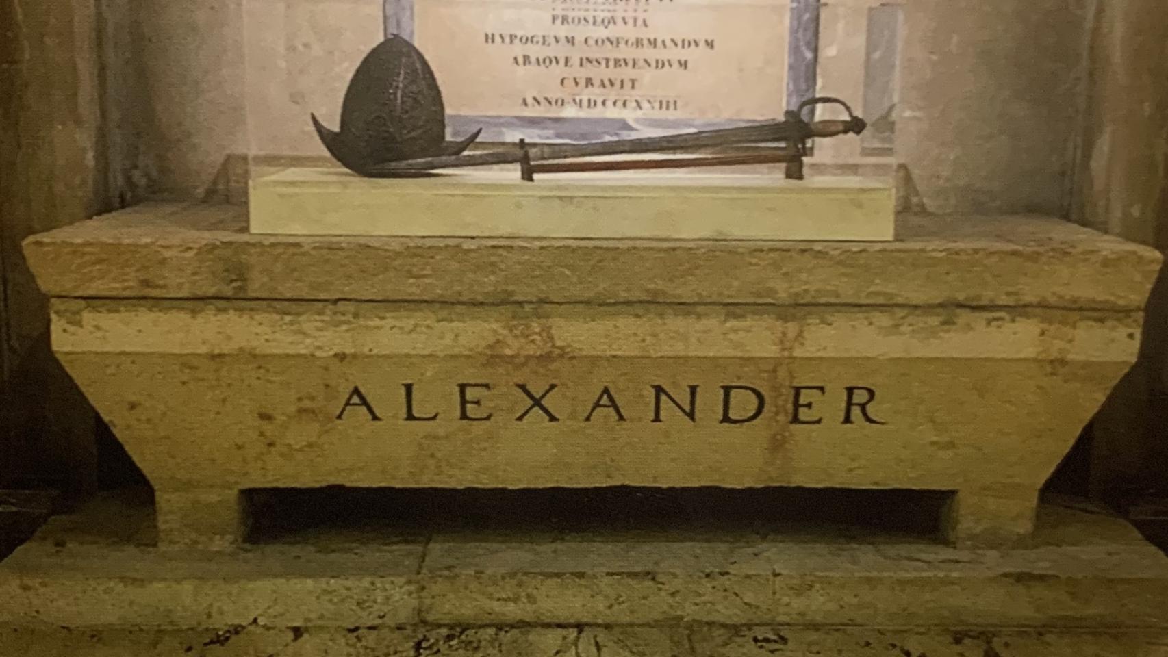 Tumba de Alejandro Farnesio, antes de ser exhumado, en Parma.