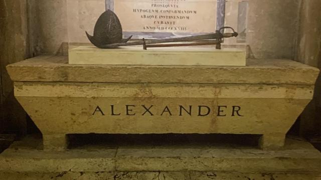 Tumba de Alejandro Farnesio, antes de ser exhumado, en Parma.