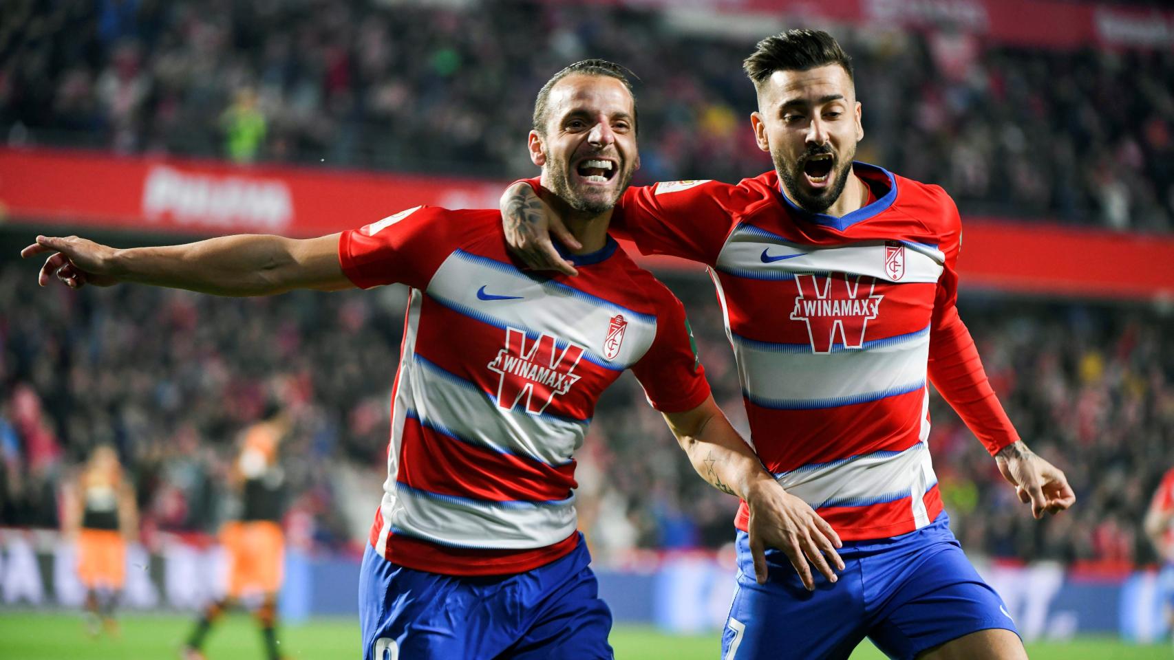 Soldado celebra uno de los goles del partido