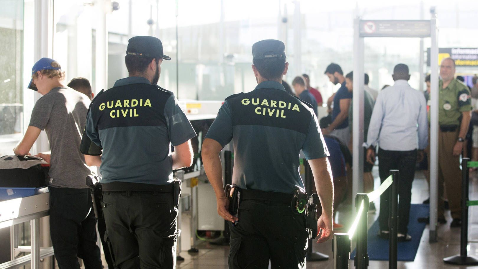 Una imagen de dos guardias civiles en El Prat.