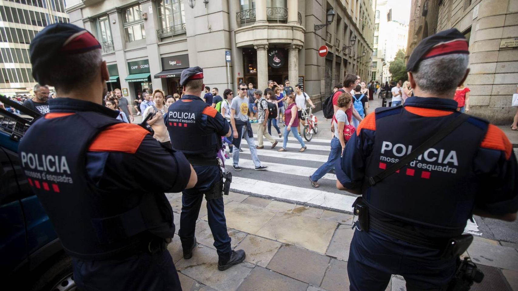 Imagen de archivo de varios agentes de los Mossos.