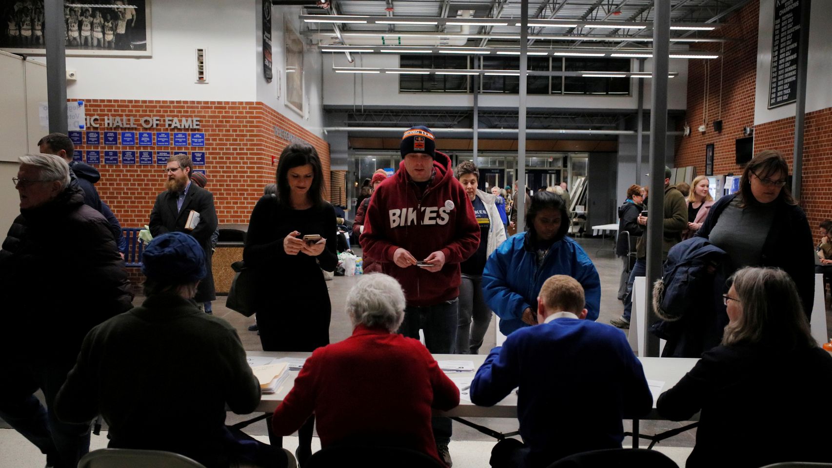 Votantes se registran para las primarias demócratas en Iowa