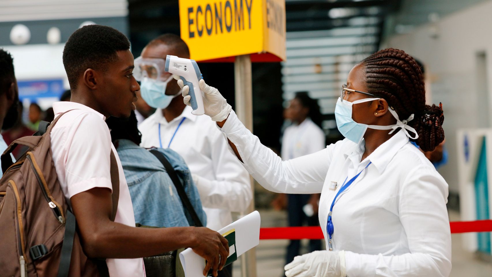 Controles en el aeropuerto para detectar el coronavirus en Ghana.