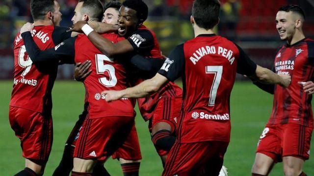 Los jugadores del Mirandés celebran el pase a semifinales de la Copa del Rey