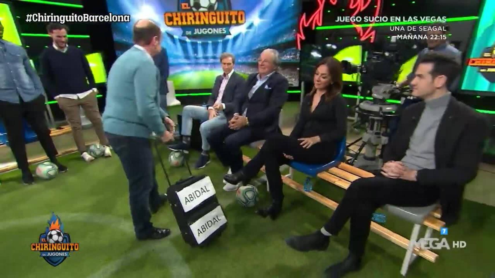 Juanma Rodríguez con una maleta en El Chiringuito