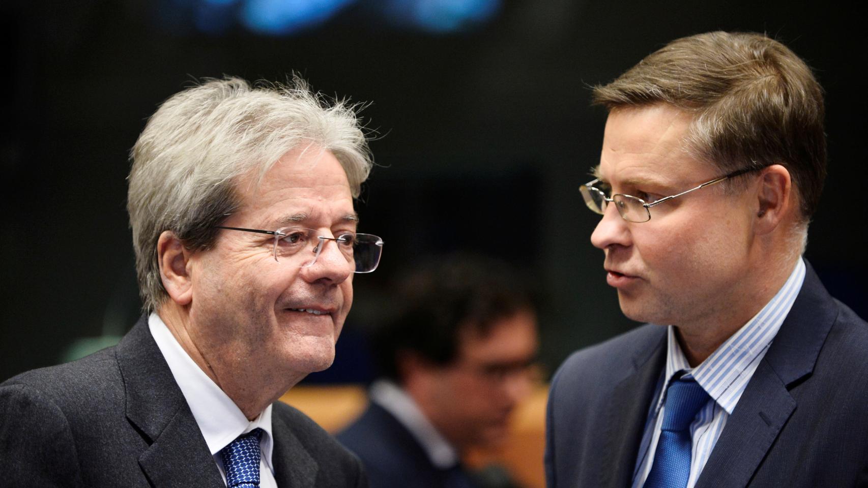 Los comisarios Paolo Gentiloni y Valdis Dombrovskis, durante un Eurogrupo