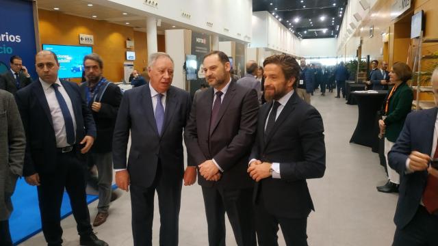 El presidente de Faconauto junto con el ministro José Luis Ábalos y el presidente del comité ejecutivo de Ifema.