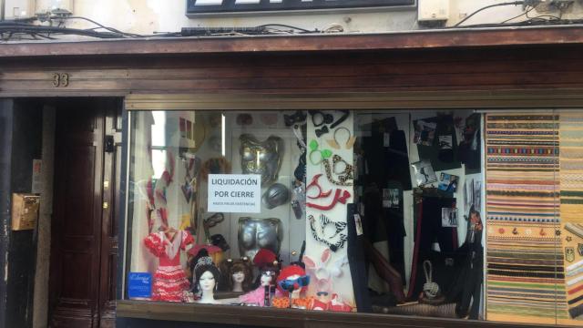 La Mercería Elvira con el cartel de liquidación.