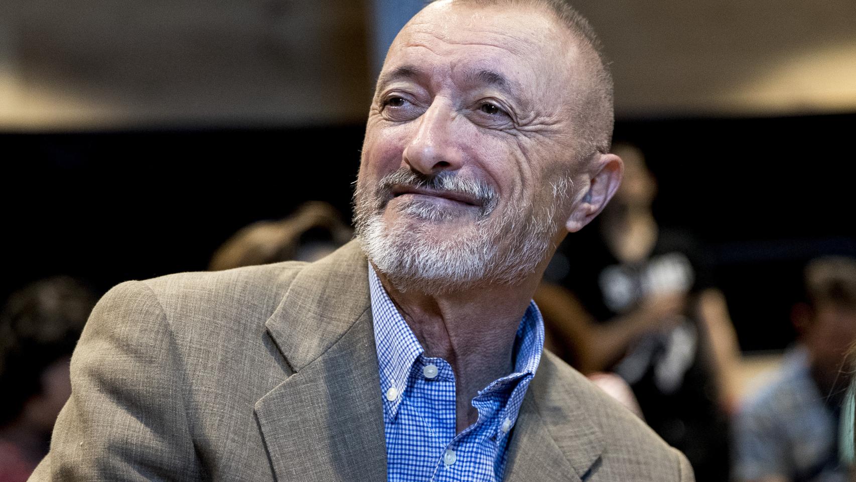 El escritor Arturo Pérez-Reverte en la presentación de su libro 'Necroeconomía'.