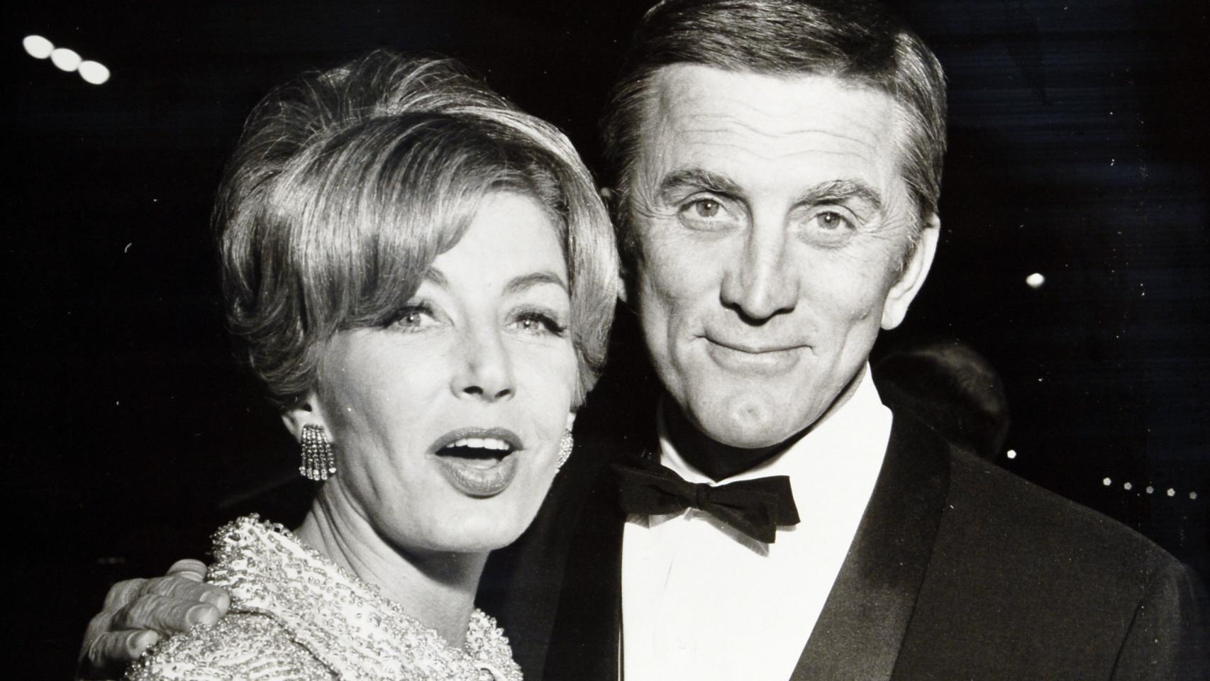 Kirk Douglas y su esposa Anne Buydens.