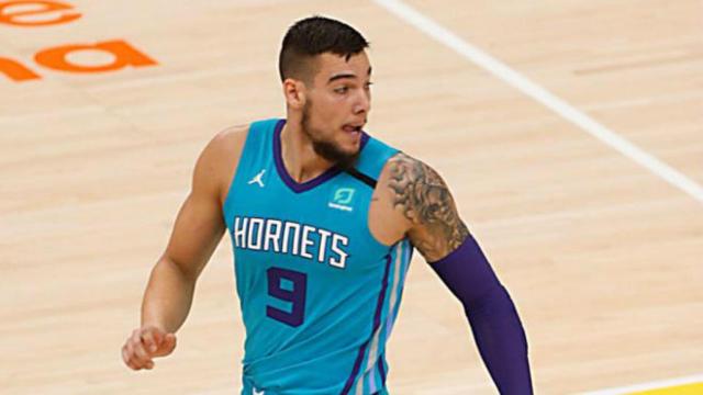 Willy Hernángomez en un partido con los Hornets