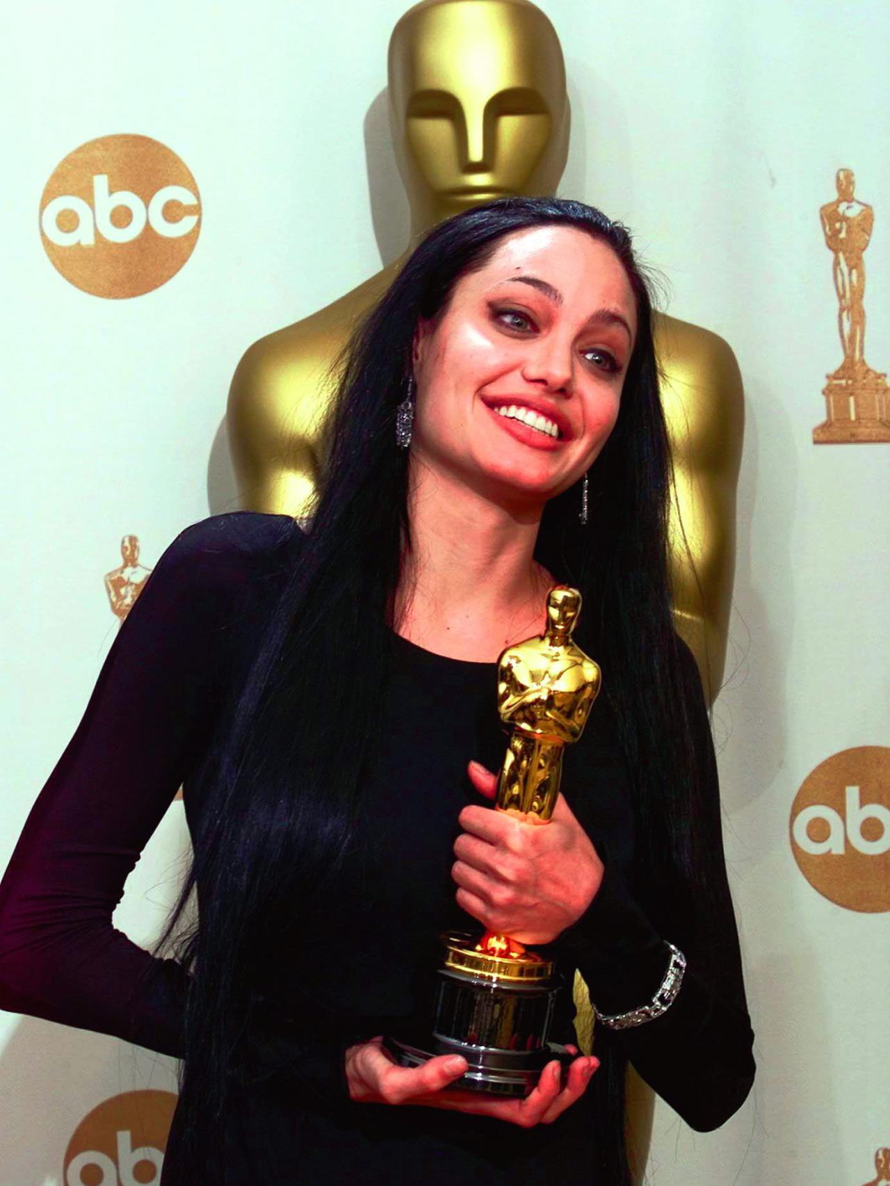 Angelina Jolie posando con el Oscar que ganó en el año 2000.