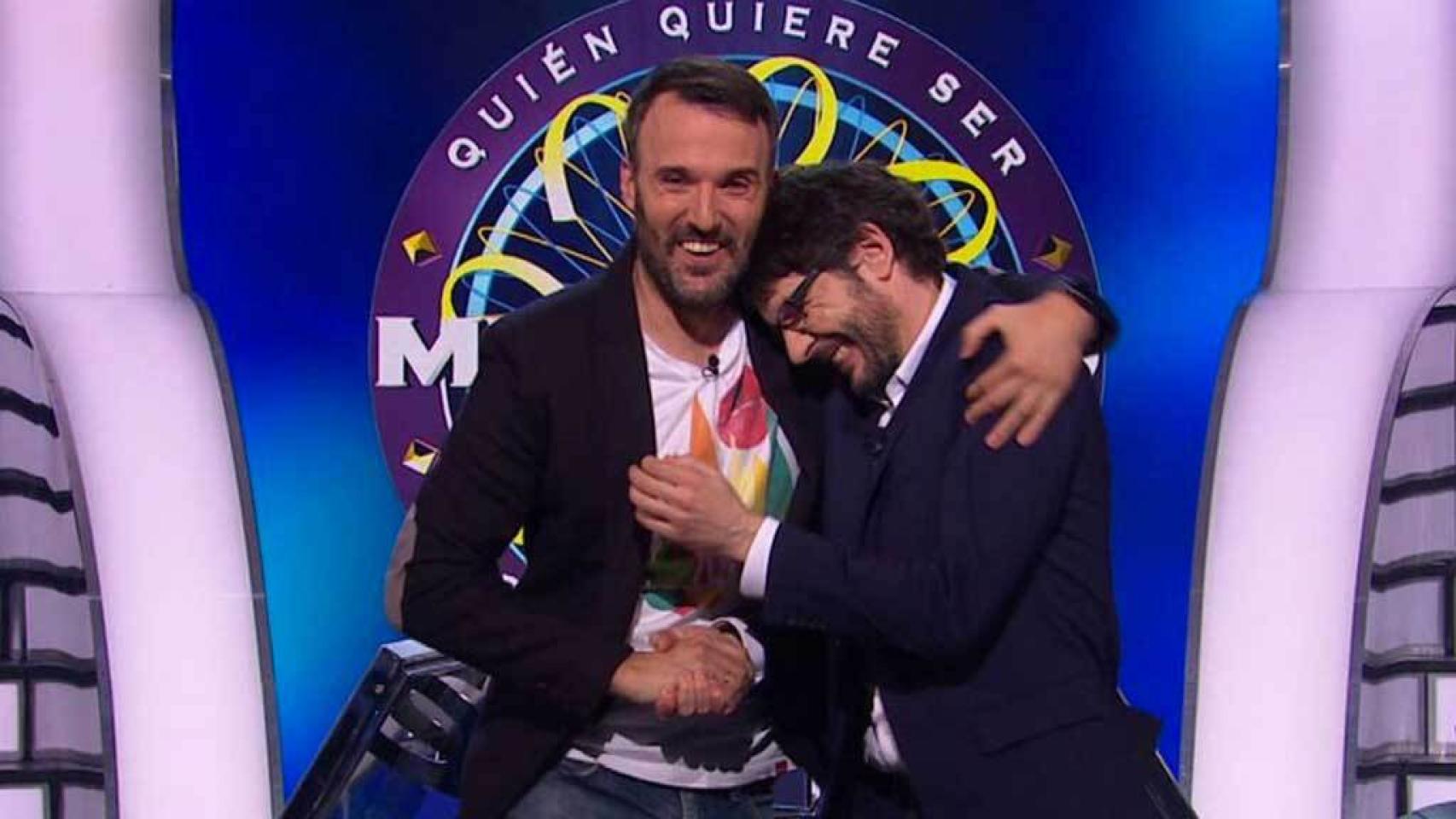 El concursante Javier Miralles y Juanra Bonet, presentador (Antena 3)