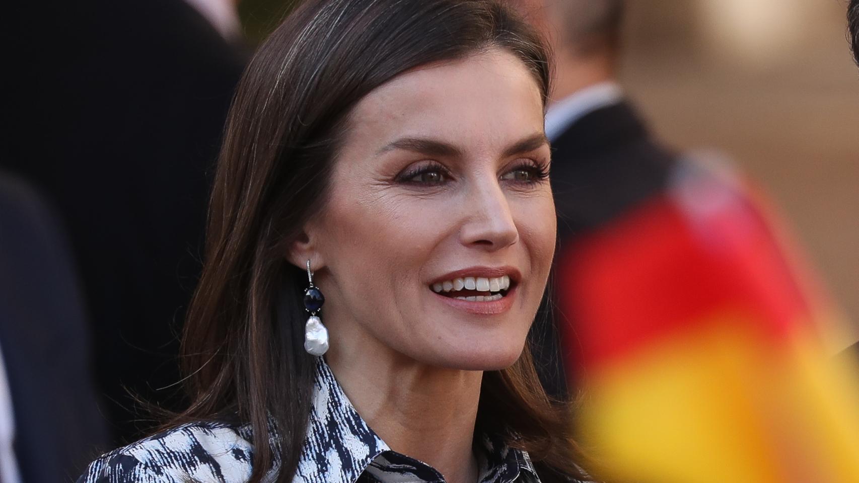 La reina Letizia luciendo sus pendientes de Tous en Sevilla.