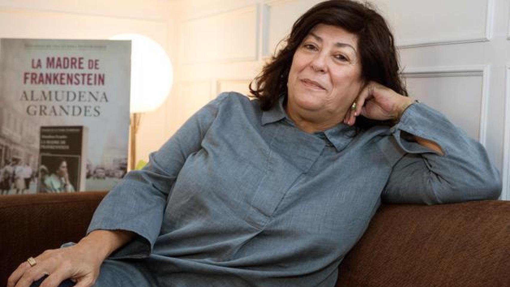 Almudena Grandes durante la promoción de su nuevo libro, La madre de Frankenstein. EFE.