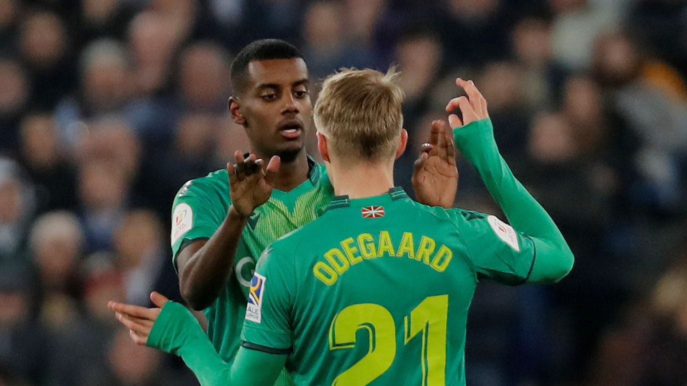 Odegaard felicita a Isak por su gol