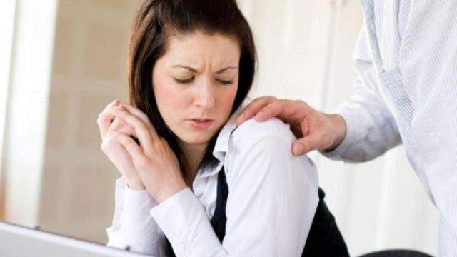Una mujer, acosada en el trabajo.