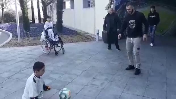Karim Benzema juega con un niño en Valdebebas