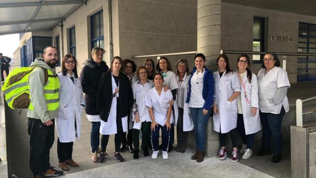El concejal de Promoción de la Salud de Sada, Breogán Blanco, con parte de la plantilla del complejo