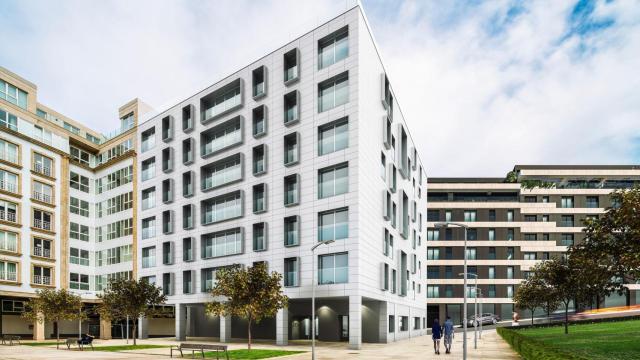 El edificio de Plaza Porticada número 6, con el de Rey Abdulla 19-23 al fondo