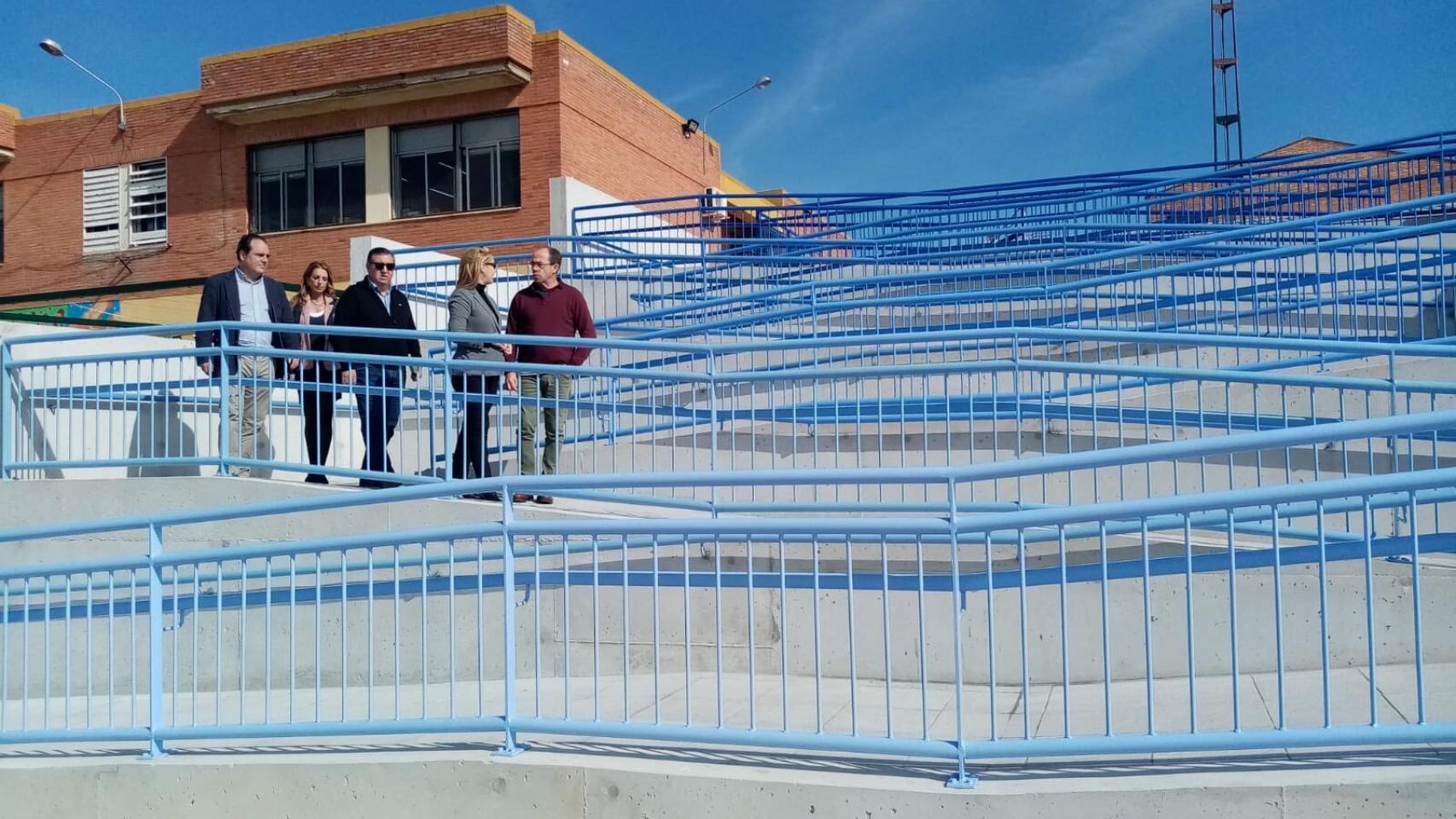La alcaldesa inaugurando la ya famosa rampa de acceso al centro escolar