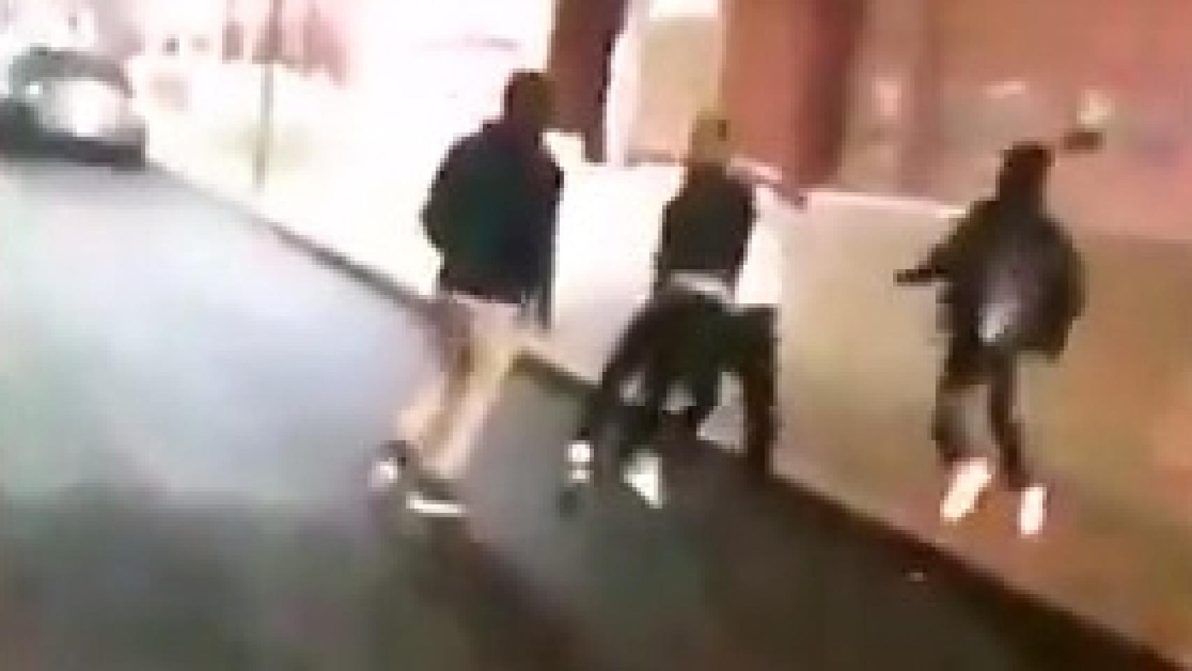 Los jóvenes jugadores de un equipo de baloncesto de instituto en Estados Unidos propinan una paliza a su propio entrenador