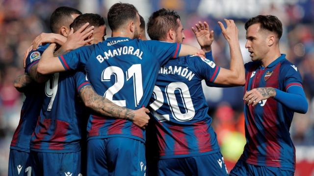 Los jugadores del Levante celebran uno de los goles del partido