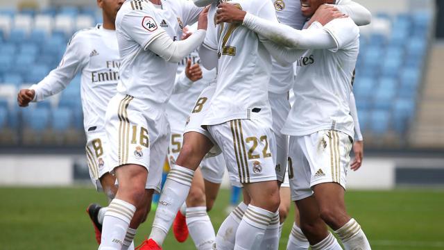 Piña de los jugadores del Castilla tras el gol de Marvin