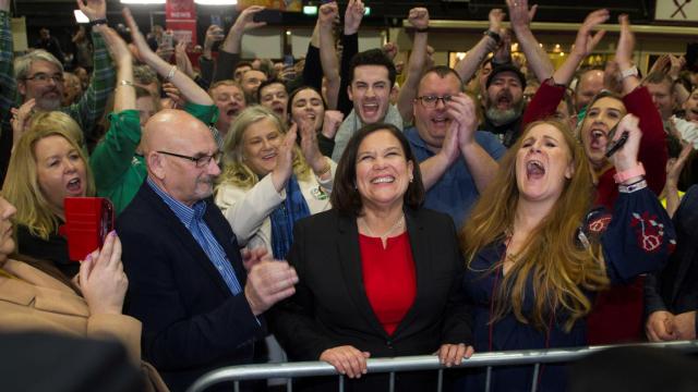La presidenta del Sinn Féin, Mary Lou McDonald, celebra el resultado electoral.