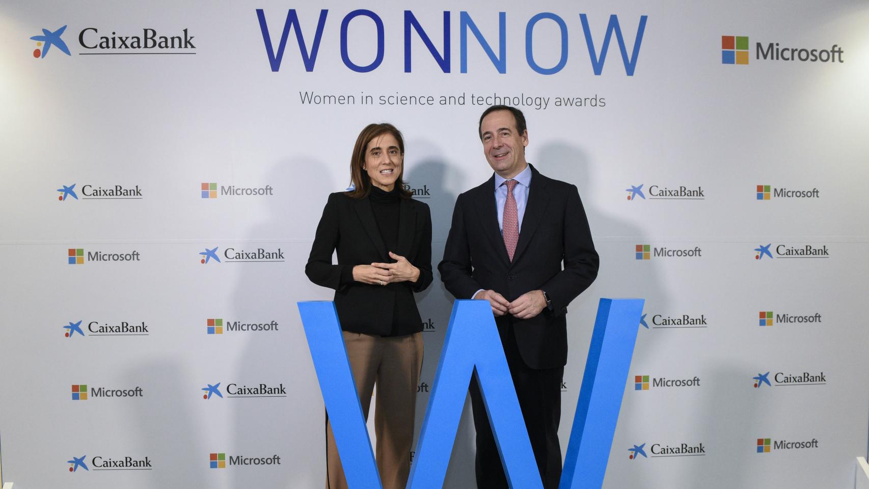 Pilar López, presidenta de Microsoft España, y Gonzalo Gortázar, consejero delegado de CaixaBank.