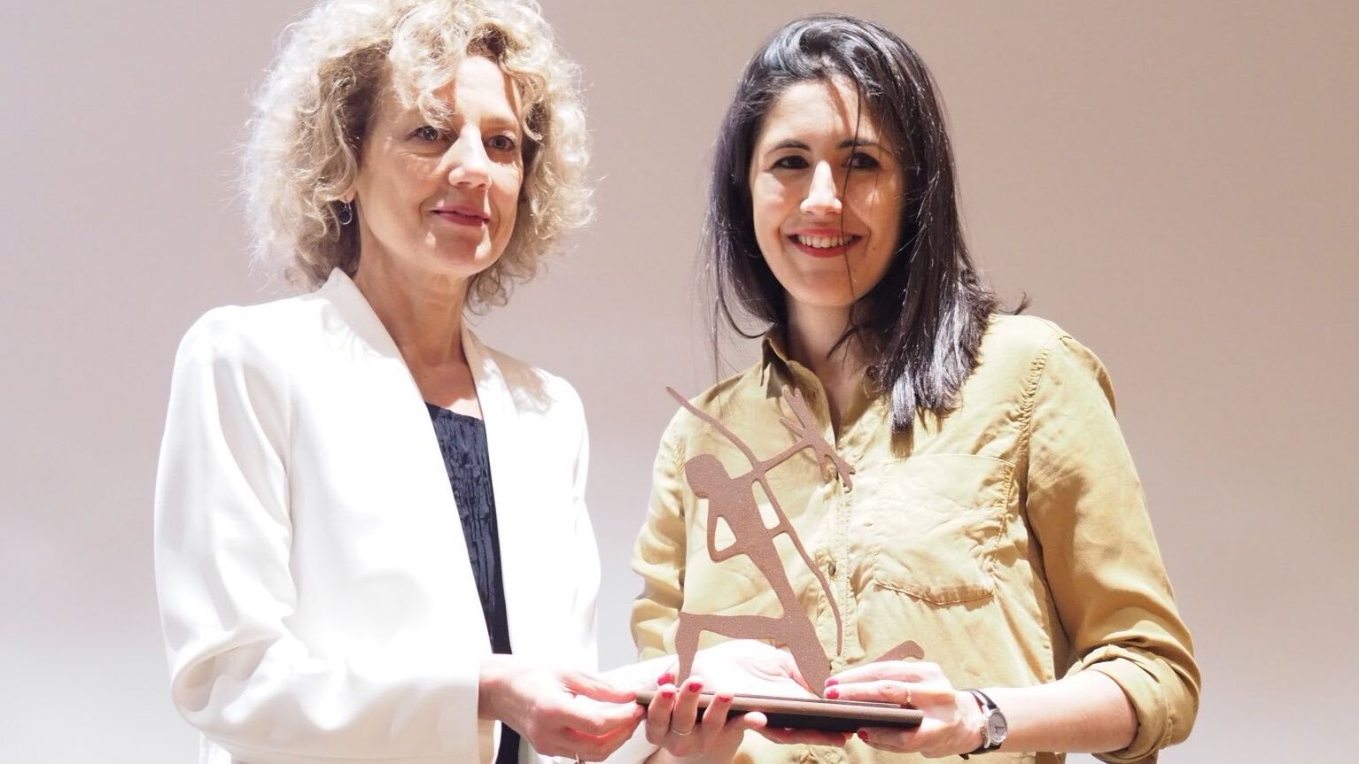 La directora de Seix Barral Elena Ramírez y la premiada Raquel Taranilla.