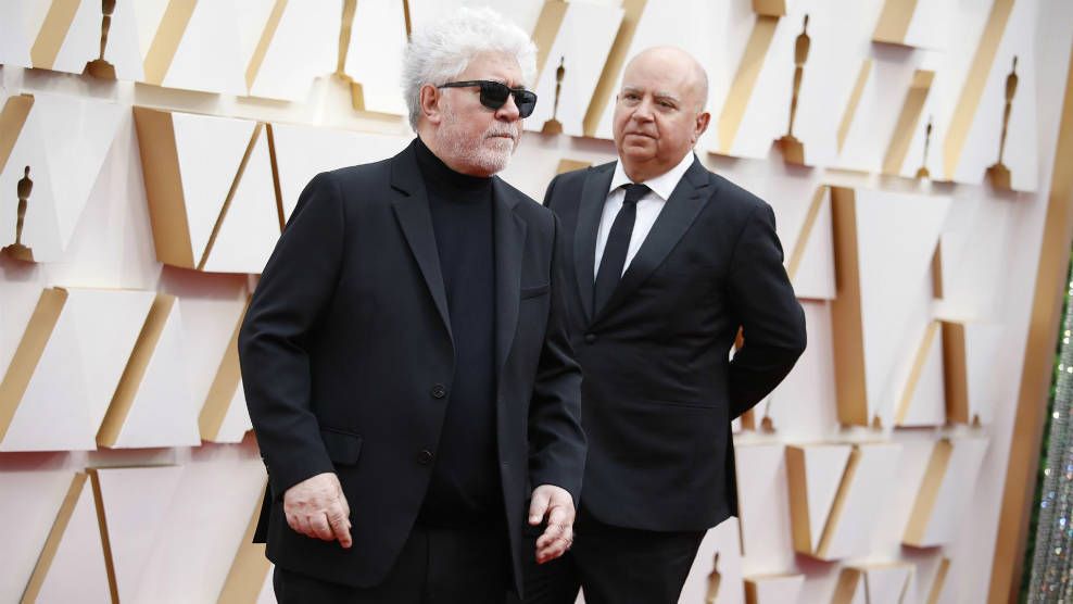 Pedro Almodóvar (i) junto a su hermano Agustín en la alfombra roja