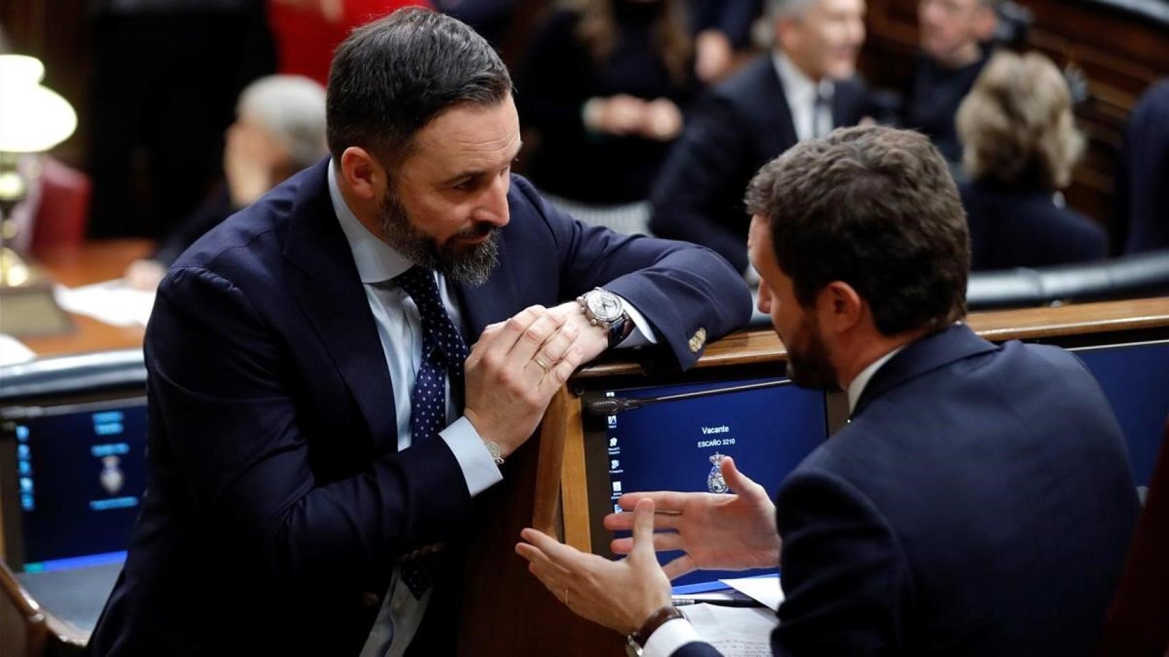 Abascal conversa con Casado en el Congreso de los Diputados.