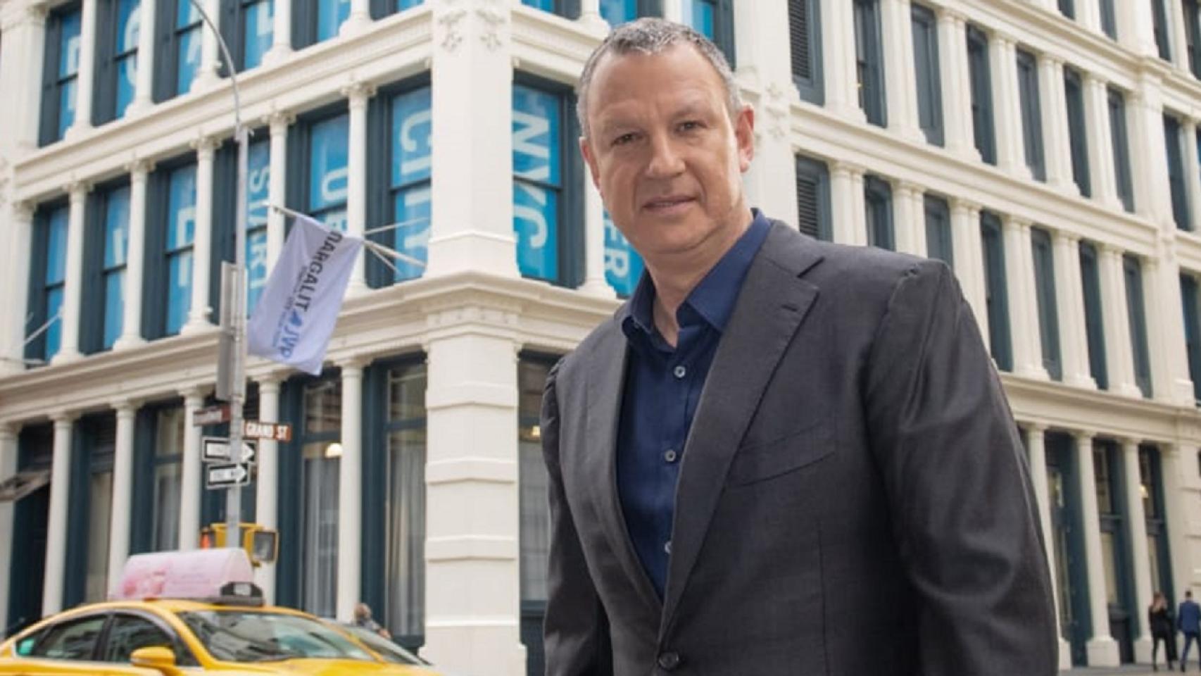 El inversor israelí Erel Margalit, frente al centro de ciberseguridad que acaba de inaugurar en Nueva York