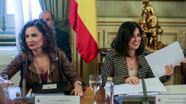 La ministra de Hacienda, María Jesús Montero y la ministra de Sanidad, Carolina Darias, en una imagen de archivo.