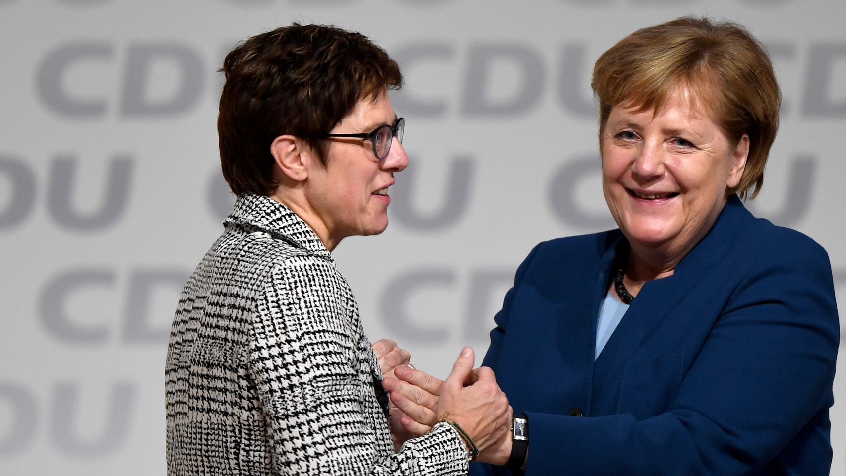 Annegret Kramp-Karrenbauer y Angela Merkel.