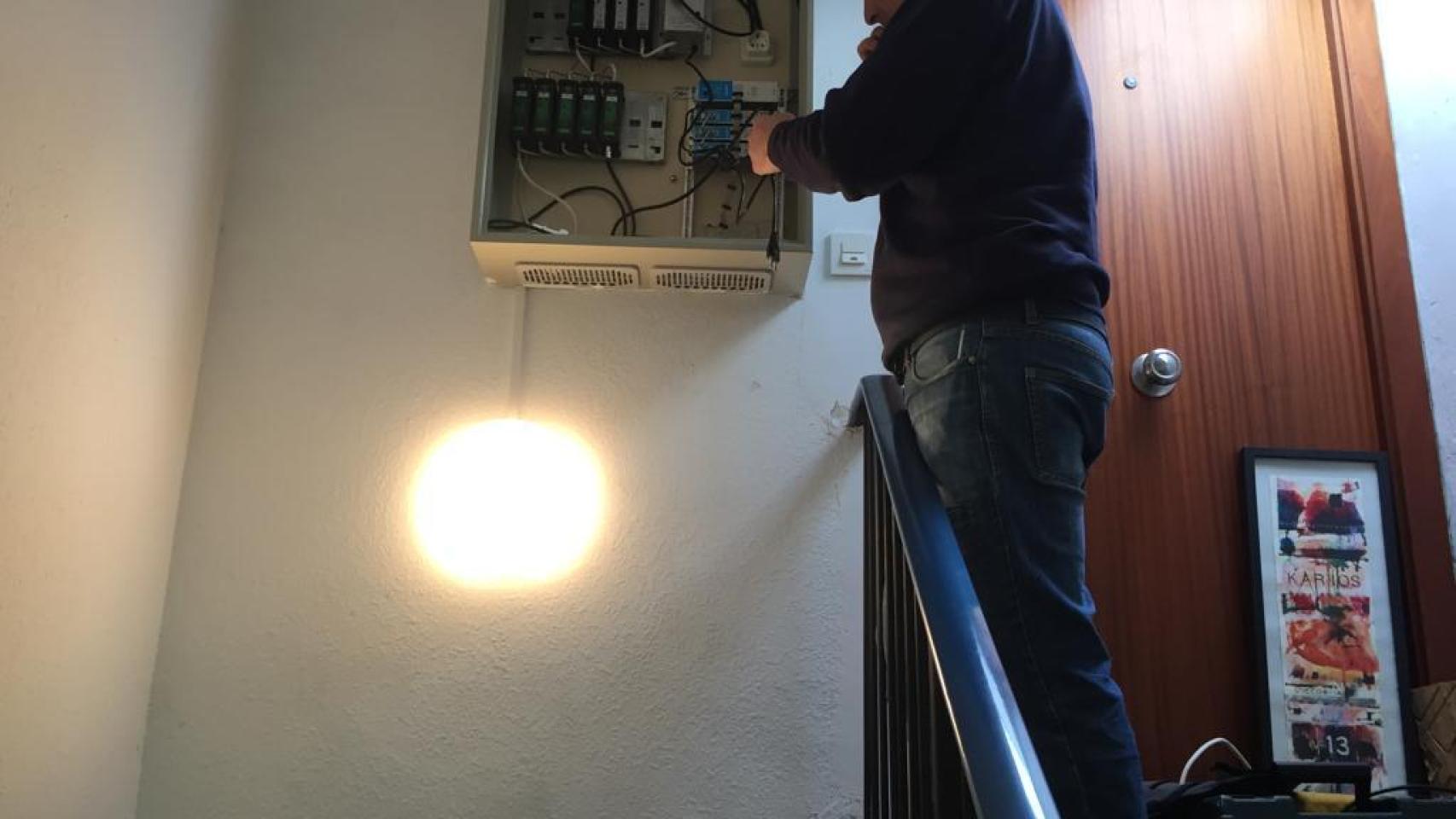Patricio Alda, uno de los antenistas que trabaja para adaptar las antenas en España.