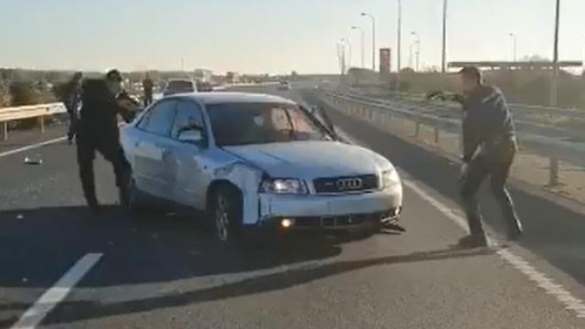 Intervención de la Policía en la autopista A-49, en Huelva.