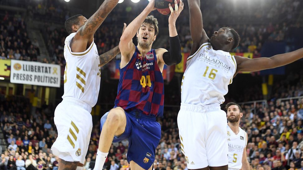 Tomic, Garuba y Thompkins, durante un Real Madrid - Barcelona
