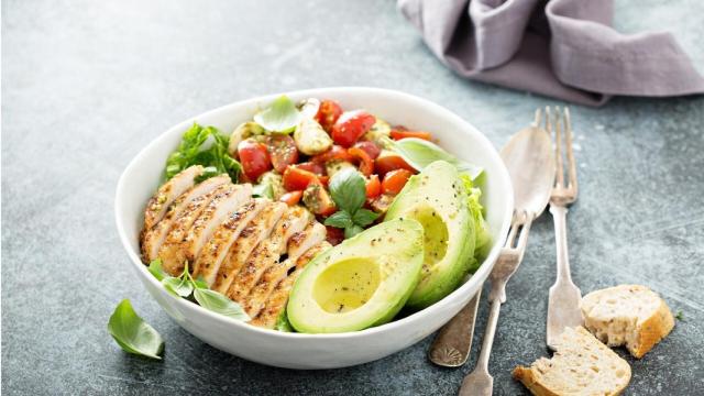 Ensalada caprese con pollo y aguacate,  receta sana en cinco minutos